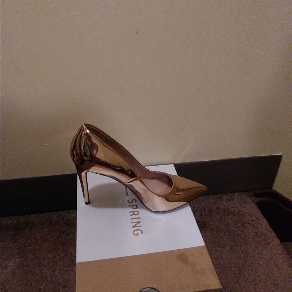 Gold pumps